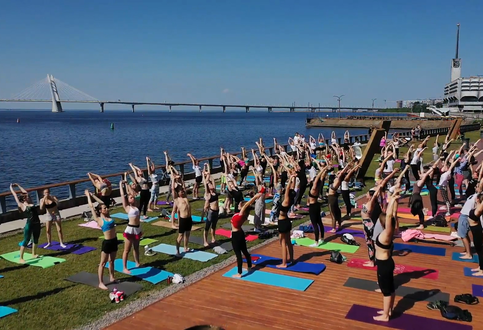 Иван Туманов проводит урок по Йоге в Севкабель Порт